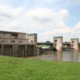 Wehr Drakenburg Wehr Drakenburg: Eine imposante Schleusenanlage mit Brücken in ländlicher Umgebung vor blauem Himmel.