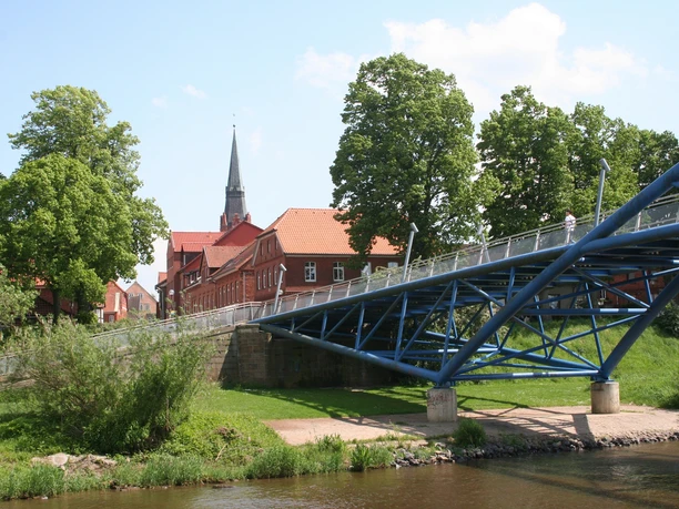 Wesertor Brücke und Pfarrkirche St. Martin Nienburg Wesertor Brücke in Nienburg verbindet grüne Ufer mit der historischen Pfarrkirche St. Martin.