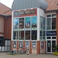 Weyher Theater Weyher Theater mit roter Backsteinfassade, Plakaten aktueller Stücke und Eingangsbereich.