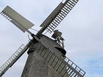 Windmühle Bierde Historische Windmühle mit hölzernem Flügelwerk vor wolkigem Himmel in Bierde, Niedersachsen.