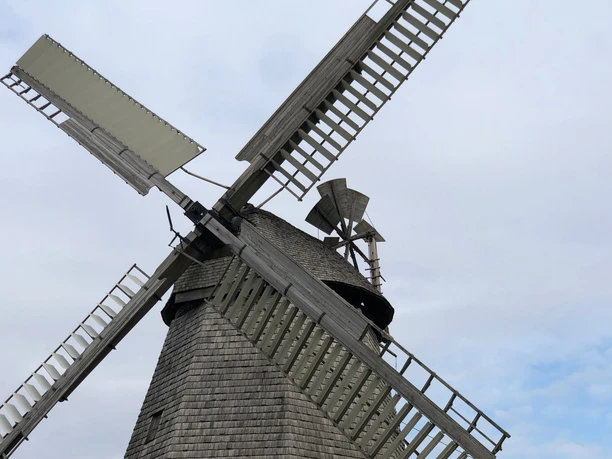 Windmühle Bierde Historische Windmühle mit hölzernem Flügelwerk vor wolkigem Himmel in Bierde, Niedersachsen.