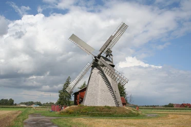 Windmühle Bierde Historische Windmühle vor bewölktem Himmel in ländlicher Umgebung von Bierde, Niedersachsen.