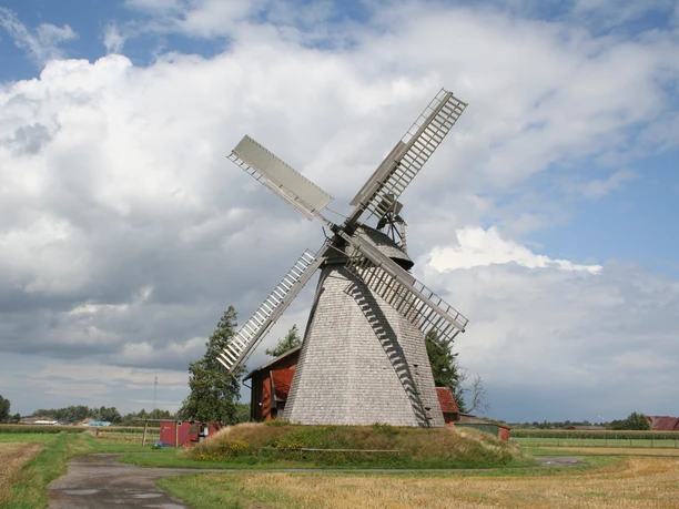 Windmühle Bierde Historische Windmühle vor bewölktem Himmel in ländlicher Umgebung von Bierde, Niedersachsen.