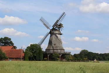 Windmühle Meßlingen Historische Windmühle Meßlingen mit großen Flügeln vor blauem Himmel, umgeben von grünen Wiesen.
