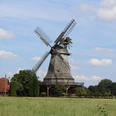 Windmühle Meßlingen Historische Windmühle Meßlingen mit großen Flügeln vor blauem Himmel, umgeben von grünen Wiesen.