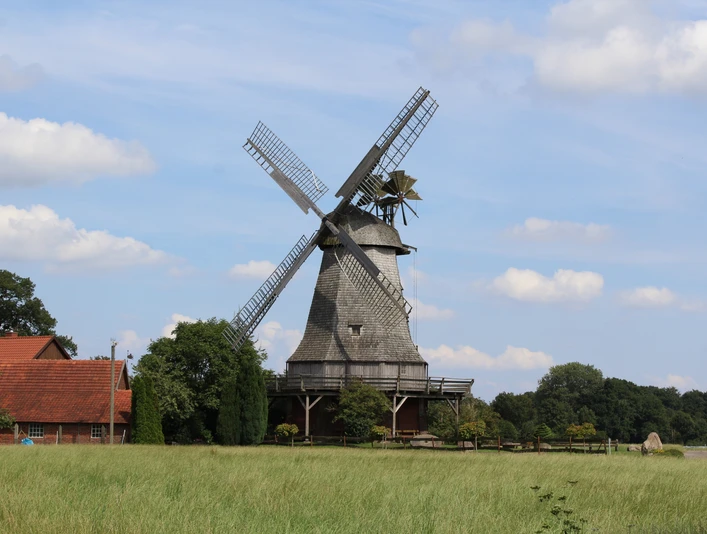Windmühle Meßlingen Historische Windmühle Meßlingen mit großen Flügeln vor blauem Himmel, umgeben von grünen Wiesen.
