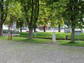 Reisemobillstellplatz Uchte Wohnmobilstellplatz von Bäumen umgeben, mit gepflastertem Untergrund und gut zugänglichen Stromsäulen.