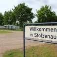 Wohnmobilstellplatz Stolzenau Willkommen in Stolzenau: Wohnmobilstellplatz, umgeben von grünen Bäumen und zahlreichen Wohnmobilen.