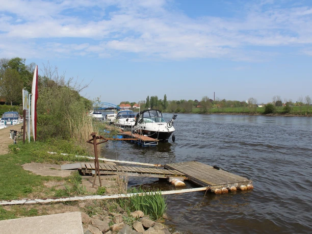 Verschiedene Motorboote liegen fest vertäut im ruhigen Wasser des Sportboothafens in Hoya.