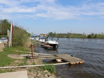 Sportboothafen Hoya Verschiedene Motorboote liegen fest vertäut im ruhigen Wasser des Sportboothafens in Hoya.