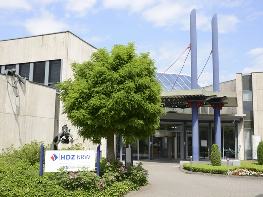 _haupteingang_hdznrw_mompour