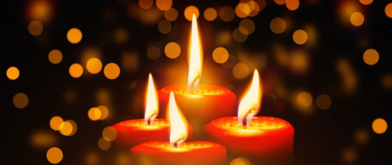 Adventskerzen_Pixabay_Gerd_Altmann.jpg