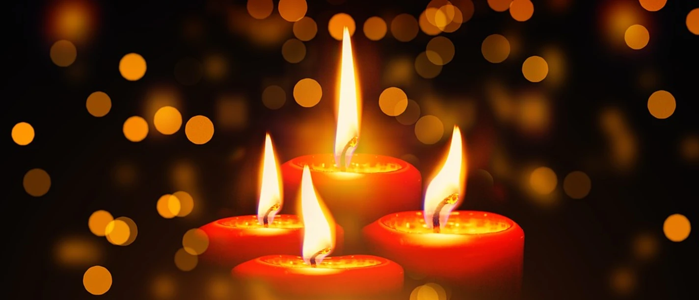 Adventskerzen_Pixabay_Gerd_Altmann.jpg