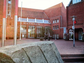 Zevener Rathaus mit Tourist-Information und Bibliothek Zevener Rathaus mit Tourist-Information und Bibliothek