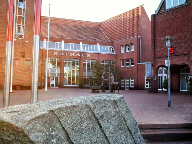 Zevener Rathaus mit Tourist-Information und Bibliothek Zevener Rathaus mit Tourist-Information und Bibliothek