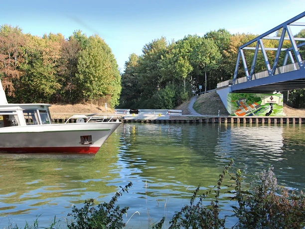 Schiffsanleger am Schloss Benkhausen Schiffsanleger am Schloss Benkhausen mit Brücke und umgebendem Wald, ruhige Wasseroberfläche.