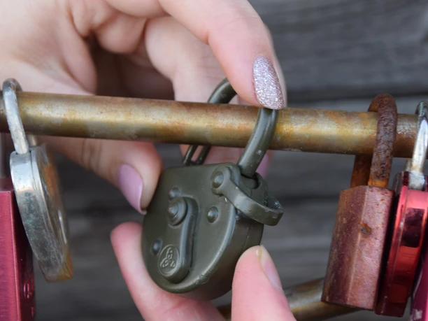 Liebesschlösser am Hafen