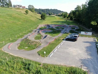 thierachern-pumptrack-parkplatz-bike-sommer