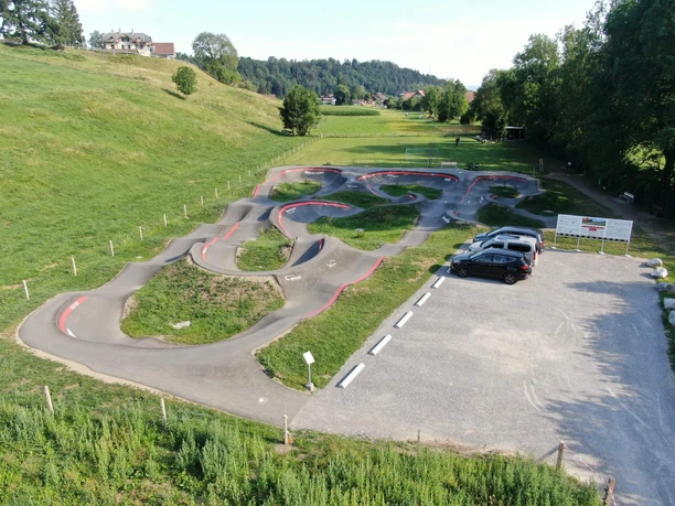 thierachern-pumptrack-parkplatz-bike-sommer