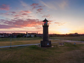 Leuchtturm-Memmertfeuer-Juist.jpg Leuchtturm Memmertfeuer auf JuistMemmertfeuer lighthouse on JuistMemmertfeuer fyrtårn på JuistVuurtoren Memmertfeuer op Juist