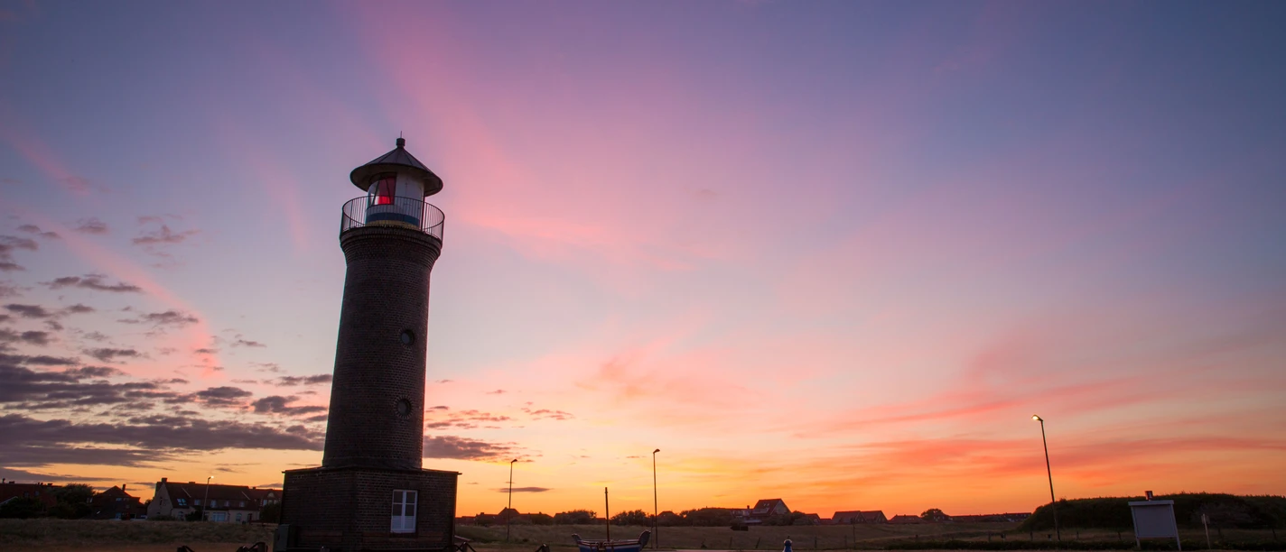 Memmertfeuer-Leuchtturm-Sonnenuntergang.jpg Memmertfeuer lighthouse on Juist
