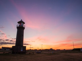 Memmertfeuer-Leuchtturm-Sonnenuntergang.jpg Leuchtturm Memmertfeuer auf JuistMemmertfeuer lighthouse on JuistMemmertfeuer fyrtårn på JuistVuurtoren Memmertfeuer op Juist