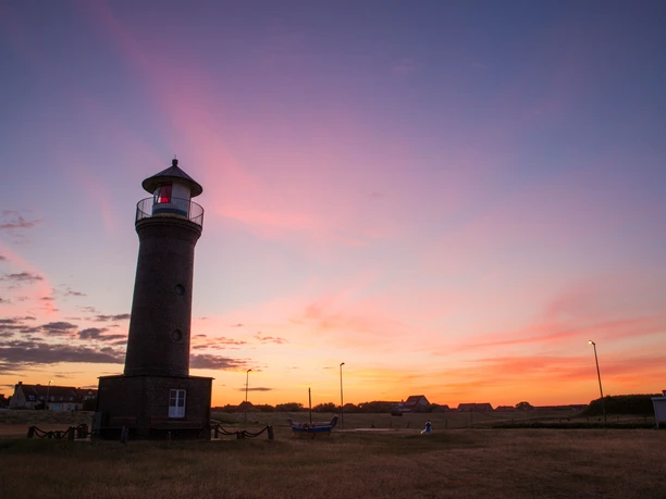 Memmertfeuer-Leuchtturm-Sonnenuntergang.jpg Memmertfeuer fyrtårn på Juist