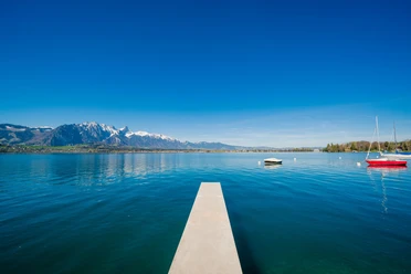 hilterfingen-huenegg-kurve-fruehling-steg-schiffe-thunersee-thun-stockhorn-spazier-uferwege.jpg