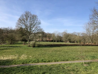 ahrenswiese-mit-ahrenshof