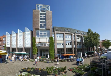 Rathaus mit Wochenmarkt Rathaus mit Wochenmarkt
