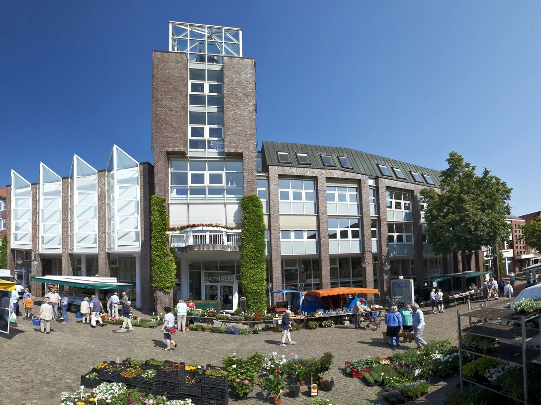 Rathaus mit Wochenmarkt Rathaus mit Wochenmarkt