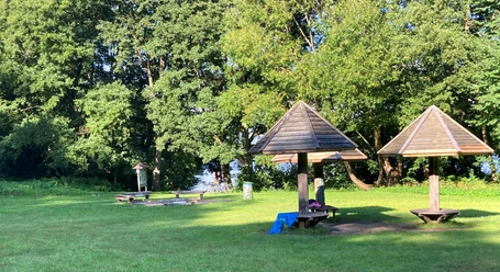 Liegewiese_Farchau2_22082023_PetraRoemer.jpg Liegewiese mit überdachten Sitzmöglichkeiten