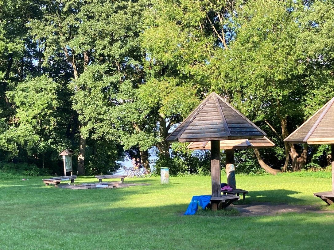 Liegewiese_Farchau2_22082023_PetraRoemer.jpg Liegewiese mit überdachten Sitzmöglichkeiten