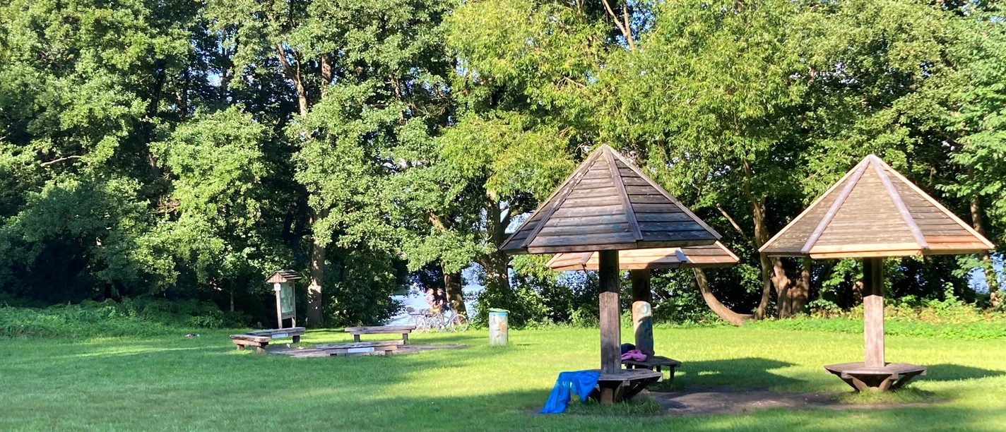 Liegewiese_Farchau2_22082023_PetraRoemer.jpg Liegewiese mit überdachten Sitzmöglichkeiten