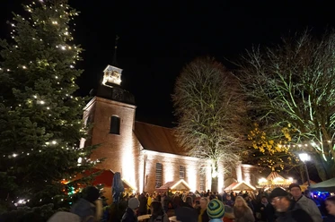 Adventsmarkt auf dem Kirchplatz in Wittmund
