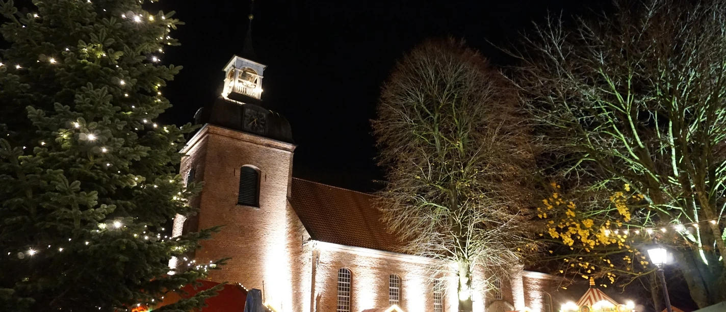 Adventsmarkt auf dem Kirchplatz in Wittmund