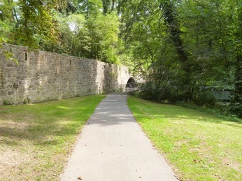 Alte Stadtmauer Blick auf Überrest einer alten Stadtmauer in einem Park.