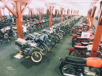 Sammlung Motorrad Zahlreiche Motorräder in einer großen Halle.Numerous motorcycles in a large hall.Mange motorcykler i en stor hal.Talloze motoren in een grote hal.