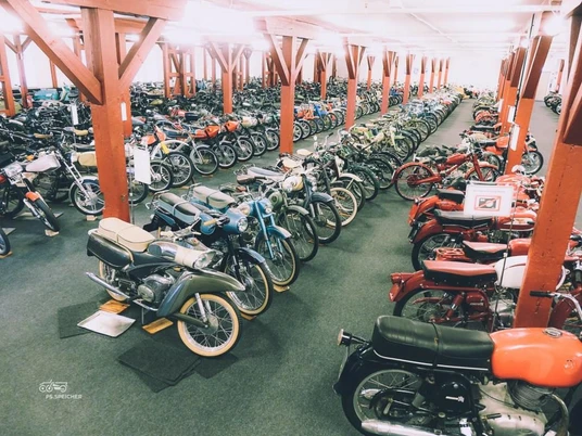 Sammlung Motorrad Zahlreiche Motorräder in einer großen Halle.Numerous motorcycles in a large hall.Mange motorcykler i en stor hal.Talloze motoren in een grote hal.