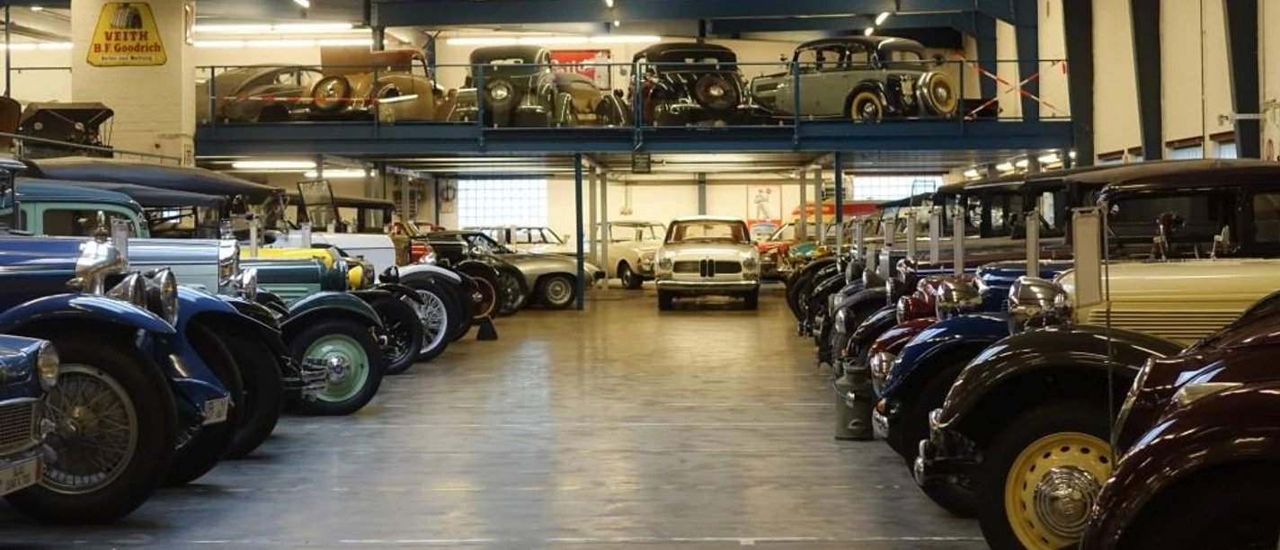 Historische auto's in een museumzaal van de collectie AUTOMOBIL in Einbeck.
