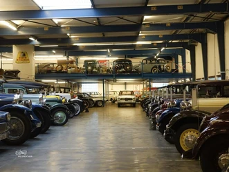 Sammlung Automobil Many classic cars in a large hall.