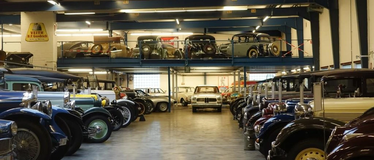 Sammlung Automobil Many classic cars in a large hall.