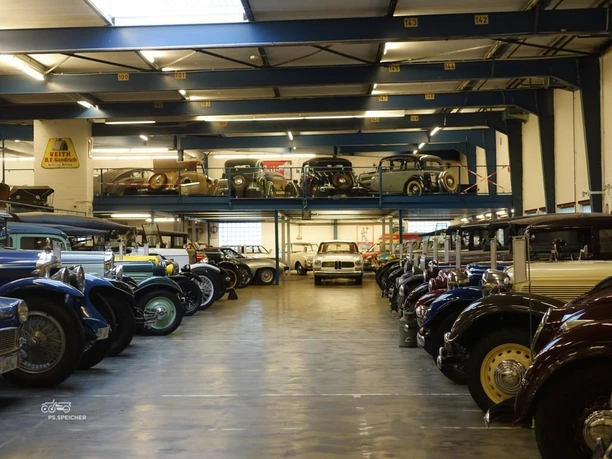 Sammlung Automobil Many classic cars in a large hall.