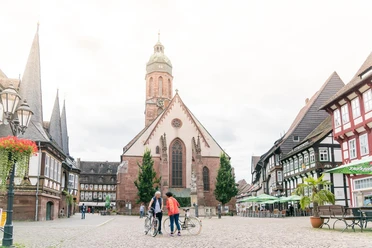 Het marktplein van Einbeck met twee vrouwen en hun fietsen