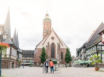 Einbeck erkunden Einbecks Markplatz mit zwei Frauen und ihren Fahrrädern