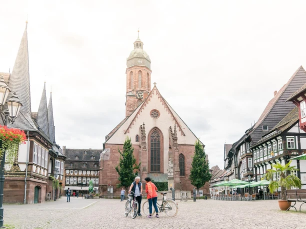 Einbeck erkunden Einbecks Markplatz mit zwei Frauen und ihren Fahrrädern