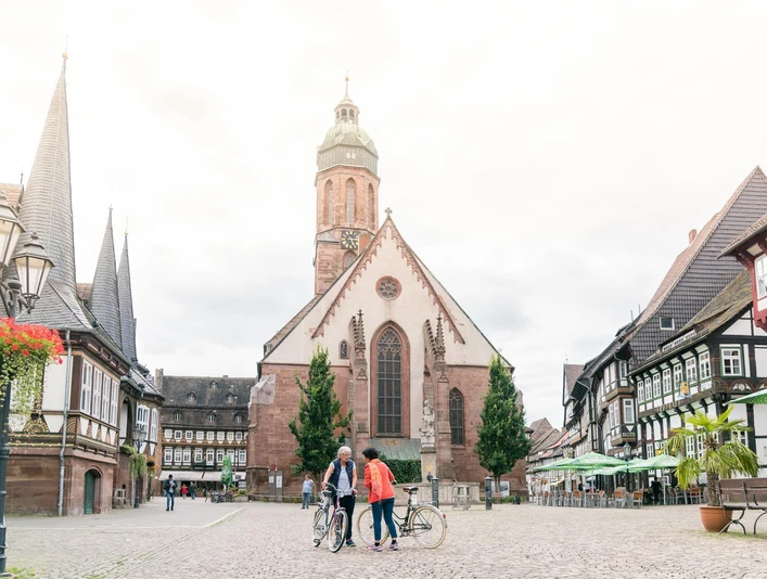 Einbeck erkunden Einbecks Markplatz mit zwei Frauen und ihren Fahrrädern