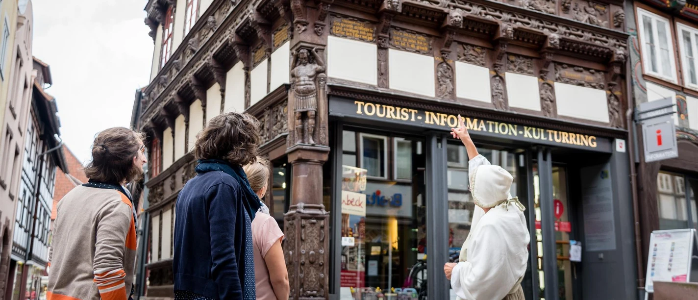 Führung vor der Tourist-Information im Eickeschen Haus City tour group visits the tourist information office in the Eicke House