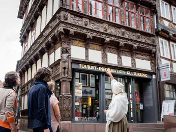 Führung vor der Tourist-Information im Eickeschen Haus Stadtführungsgruppe besichtigt die Tourist-Information im Eickeschen HausCity tour group visits the tourist information office in the Eicke HouseBytursgruppe besøger turistinformationen i Eicke-husetStadsrondleiding bezoekt het toeristeninformatiecentrum in het Eickehuis