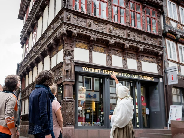 Führung vor der Tourist-Information im Eickeschen Haus Stadtführungsgruppe besichtigt die Tourist-Information im Eickeschen Haus